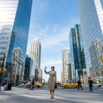 Fotoprotección Urbana 2026: Escudo y Base de Maquillaje